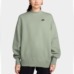 BNWT Women’s Nike Sportswear Tech Fleece Oversized Crew-Neck Sweatshirt